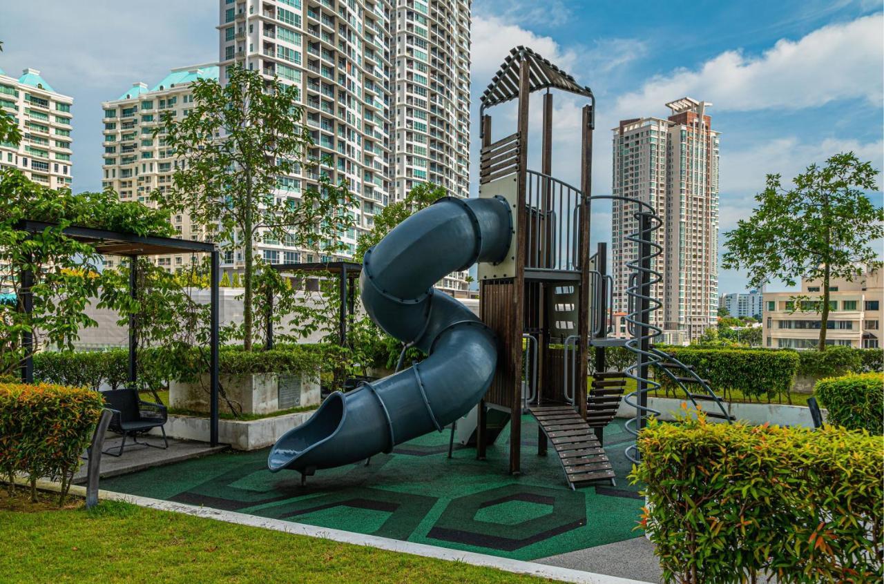 Fantasy Funland Retreat By The Only Bnb Tanjung Tokong Экстерьер фото